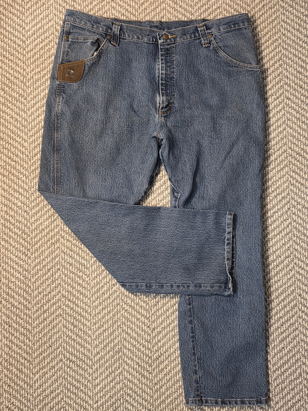 Wrangler Men’s Medium Wash Denim Jeans Regular Fit Straight Leg 5-Pocket